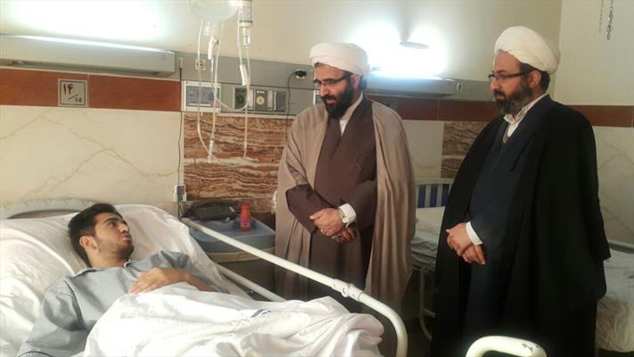 عیادت مدیر حوزه علمیه تهران از طلبه مجروح زلزله سرپل ذهاب