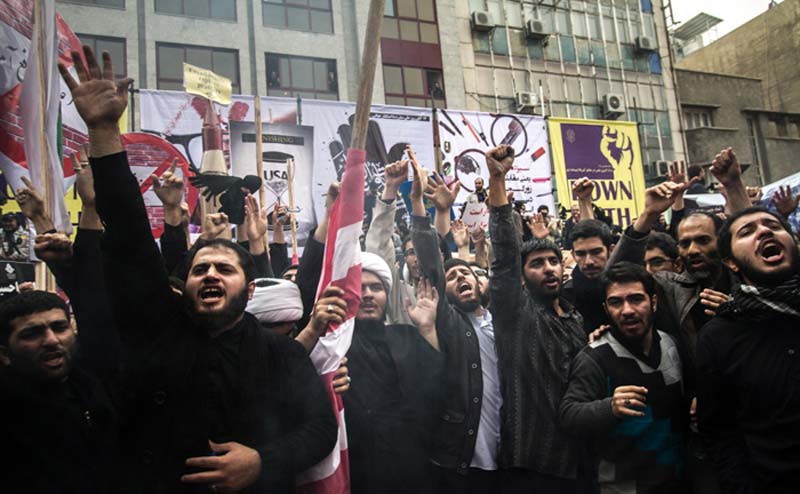 فریاد «هیهات مناالذله» و «مرگ بر آمریکا» در فضای ایران طنین انداز شد