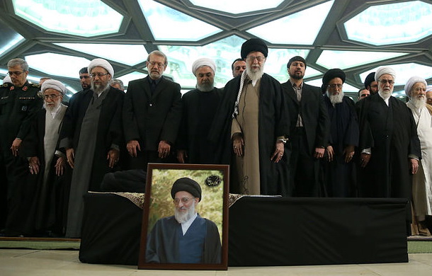 با حضور در مراسم تشییع در مصلای امام خمینی(ره)؛ رهبر انقلاب نماز را بر پیکر آیت الله هاشمی‌شاهرودی اقامه کردند