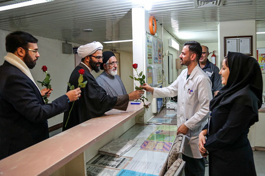 در آستانه روز پرستار صورت گرفت؛ مدیر حوزه علمیه تهران به پرستاران گل اهدا کرد + عکس
