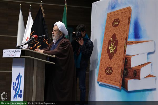 استاد انصاریان: ارتباط با نسل جدید از ویژگی های کتاب ترجمه اصول کافی است