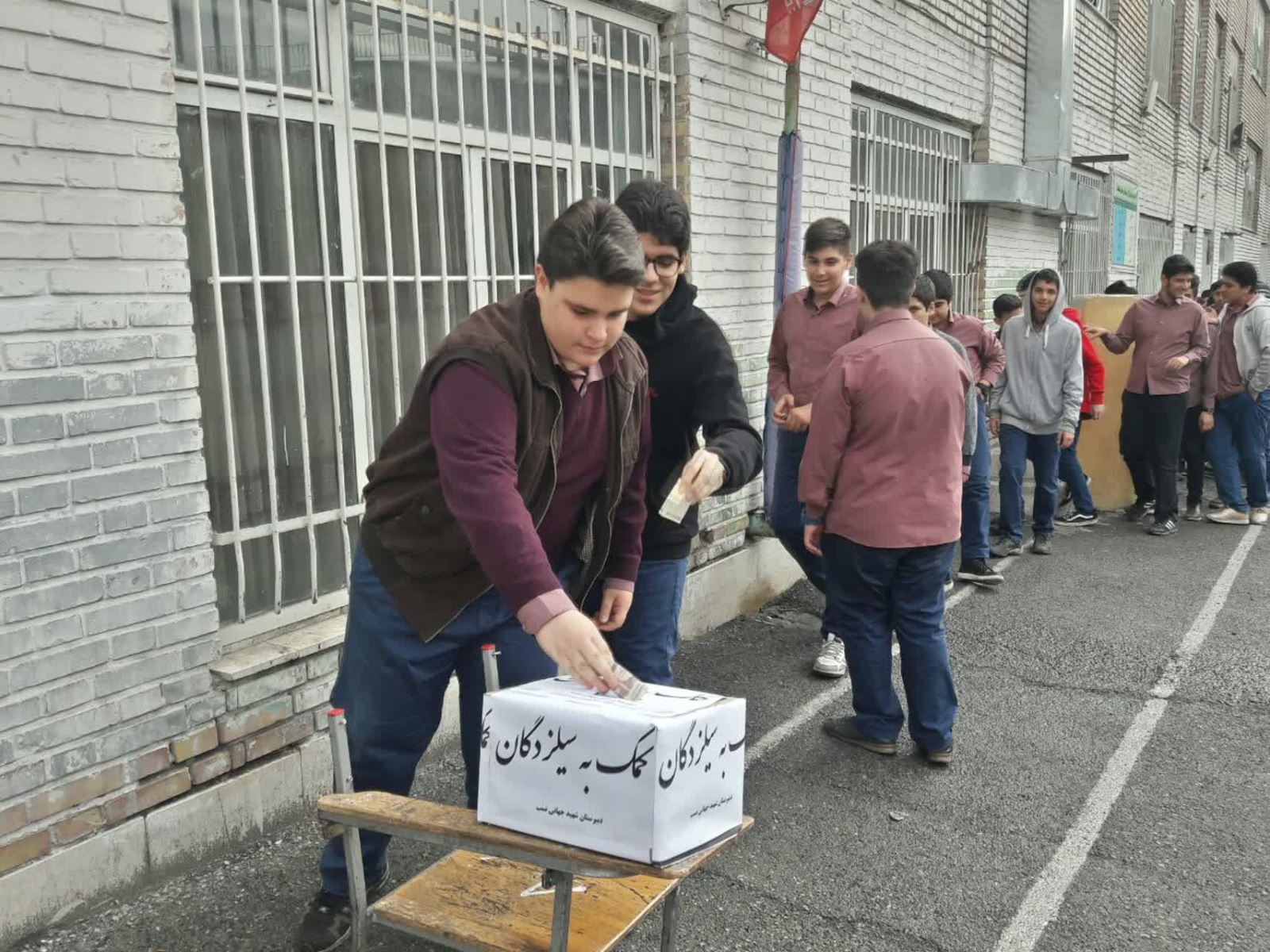 به همت مبلغان مدارس امین تهران: دانش آموزان تهرانی پول توجیبی خود را به سیل زدگان دادند