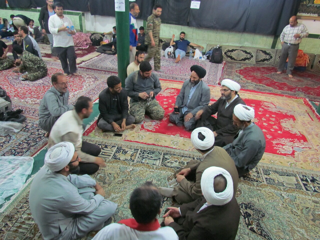 حجت الاسلام والمسلمین رحیمی صادق، حجت الاسلام والمسلمین سلطانی و حجت الاسلام سهرابی در جمع حوزویان مستقر در مناطق سیل زده حضور یافتند