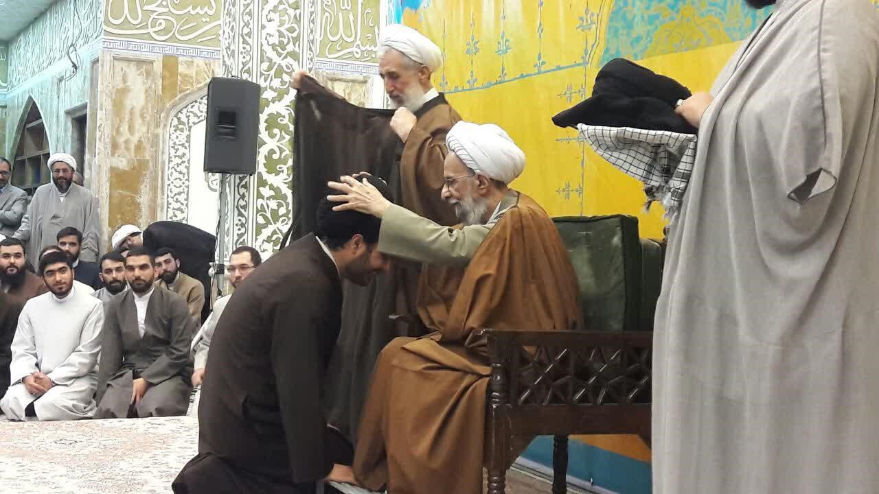 همزمان با میلاد منجی عالم بشریت؛ طلاب تهرانی به دست آیت الله مصباح یزدی معمم شدند