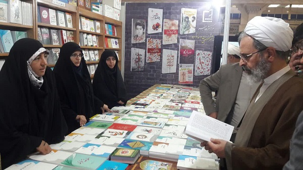 آیت الله اعرافی از نمایشگاه کتاب تهران بازدید کرد