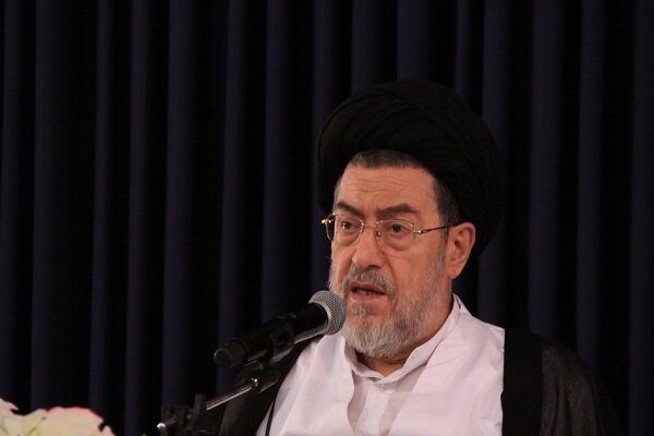 با حضور مراجع و علما: پیکر حجت الاسلام والمسلمین حائری درقم تشییع شد