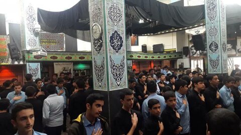 به همت مبلغان طرح امین؛ دانش آموزان تهرانی در مراسم عزاداری آخر ماه صفر شرکت کردند+ عکس