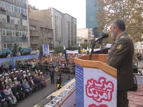 امیر سرلشکر موسوی در مراسم مقابل لانه جاسوسی: آمریکا در بیش از ۶۰ کودتا و جنگ داخلی نقش داشته است/ تحریم‌ها و فتنه‌ها خللی در اراده ملّت ایجاد نخواهد کرد