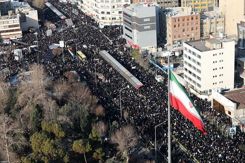 خبرگزاری «حوزه» از تشییع میلیونی سردار سلیمانی در تهران گزارش می دهد؛ دریای اشک در پایتخت جاری شد/ انقلاب تا آزادی در قُرق سربازان سردار دل ها/ انتقام سخت در راه است