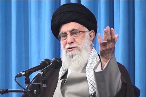 رهبر انقلاب، صبح امروز در دیدار مردم قم: دیشب یک سیلی زده شد، اما حضور مفسده‌انگیز آمریکا باید تمام شود