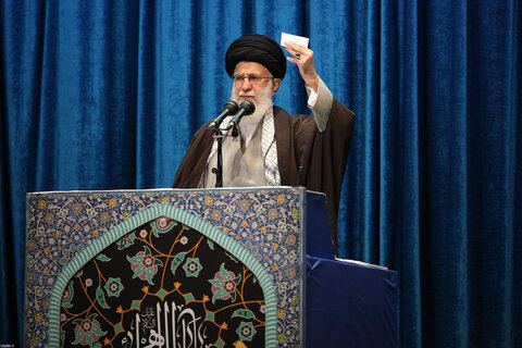 رهبر معظم انقلاب در خطبه‌های نماز جمعه تهران: روز پاسخ موشکی سپاه به آمریکا از ایام الله است/ جنتلمن‌های پشت میز مذاکره همان تروریست‌های فرودگاه بغدادند/ اروپا کوچکتر از آن است ملت ایران را به زانو در آورد