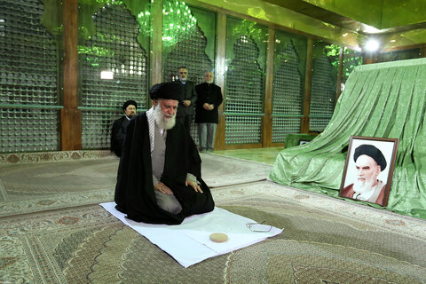 همزمان با آغاز دهه فجر انجام شد؛ حضور رهبر انقلاب در مرقد مطهر امام راحل و گلزار شهدای بهشت زهرا