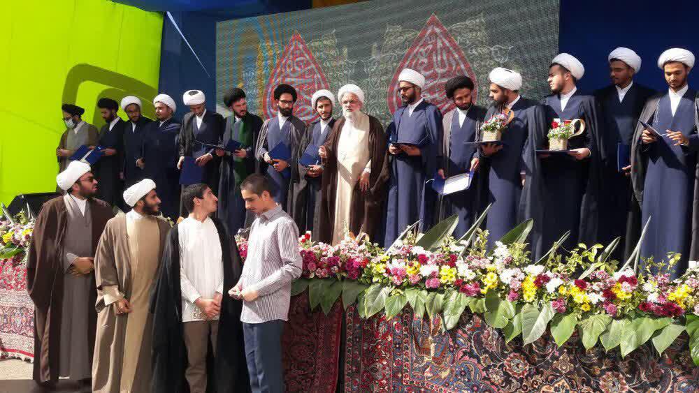 تصاویر|عمامه گذاری و جشن حفظ کل قرآن تعدادی از طلاب مدرسه علمیه دارالسلام تهران