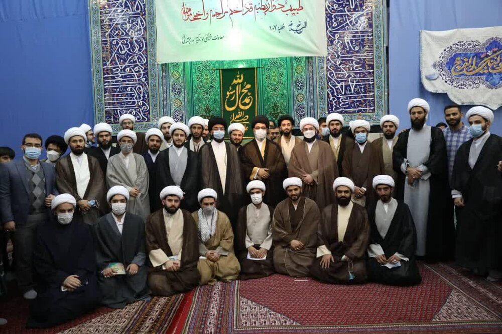 گزارش تصویری مراسم جشن مبعث و عمامه گذاری ۳۰ نفر از طلاب حوزه علمیه آیت الله مجتهدی(ره) و حوزه علمیه آیت الله حق شناس(ره)