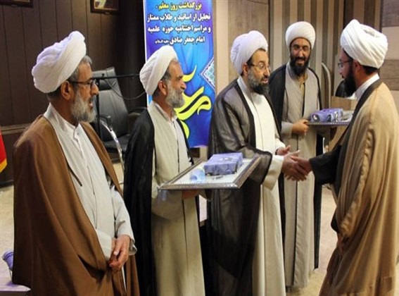 مراسم تجلیل از اساتید و طلاب برتر مدرسه علمیه امام جعفر صادق علیه السلام شهریار 