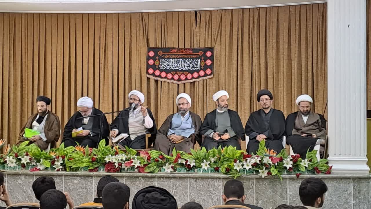 نشست صمیمی مدیر و معاونین حوزه علمیه استان تهران با طلاب جدید الورود سال تحصیلی جاری حوزه علمیه تهران