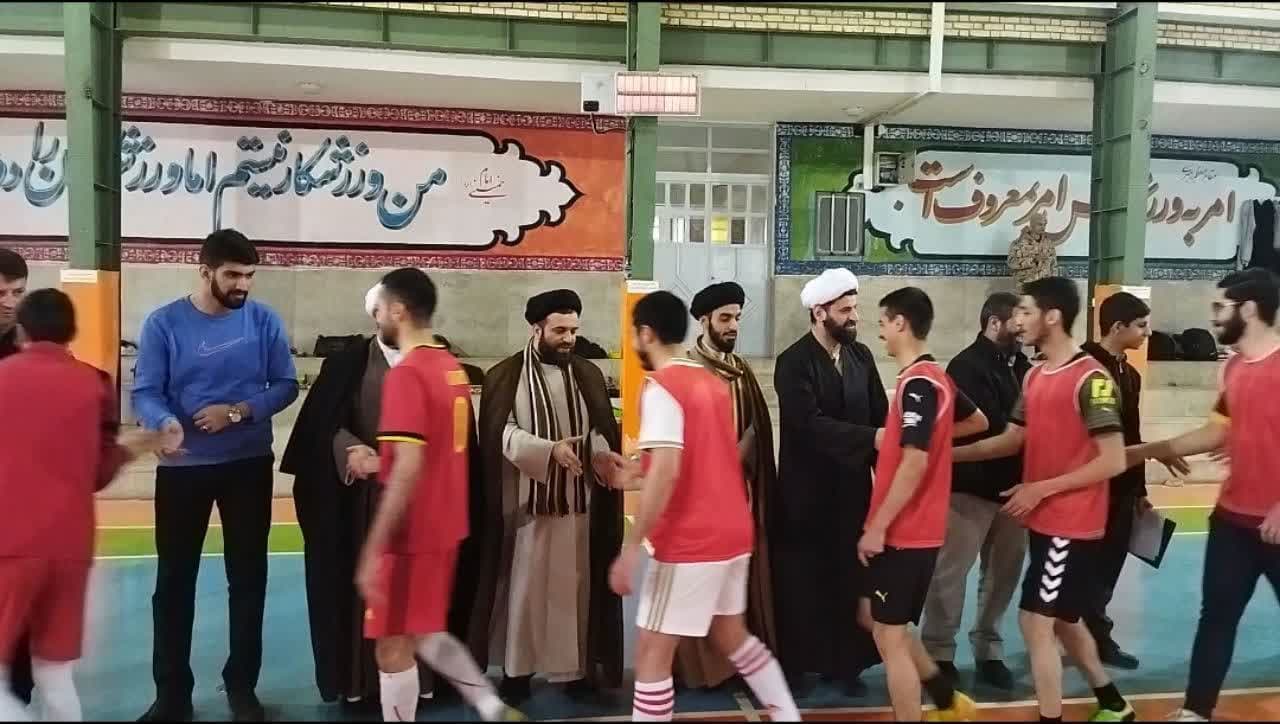 سوت پایان مسابقات فوتسال تهران زده شد.