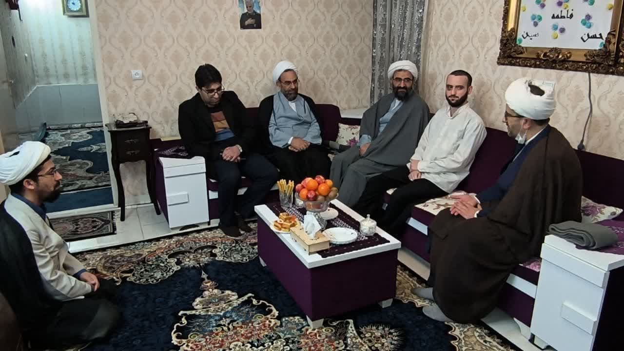 عیادت مدیر حوزه علمیه استان تهران از یکی از طلاب تهرانی
