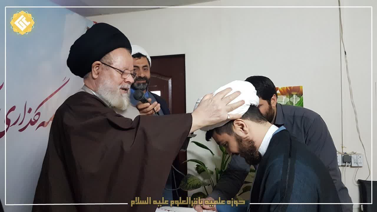 مراسم عمامه گذاری طلاب مدرسه علمیه باقرالعلوم علیه السلام توسط آیت الله حسینی قزوینی