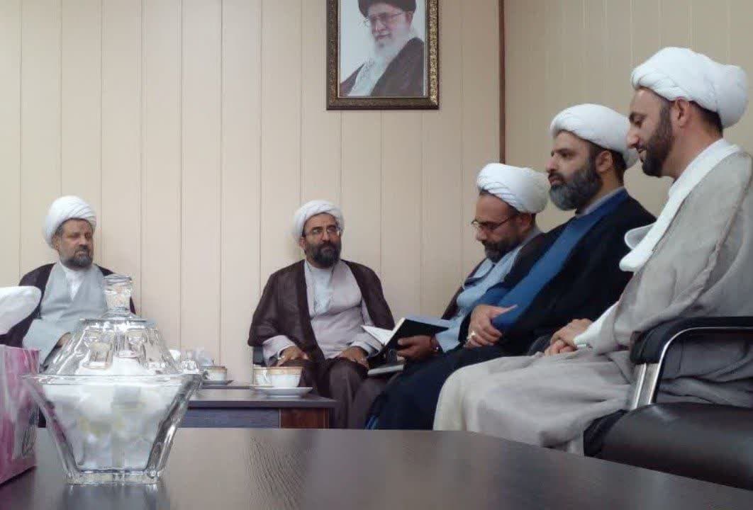 بررسی مشکلات مدرسه علمیه امام خمینی ره رباط کریم در دیدار مدیر حوزه علمیه استان تهران