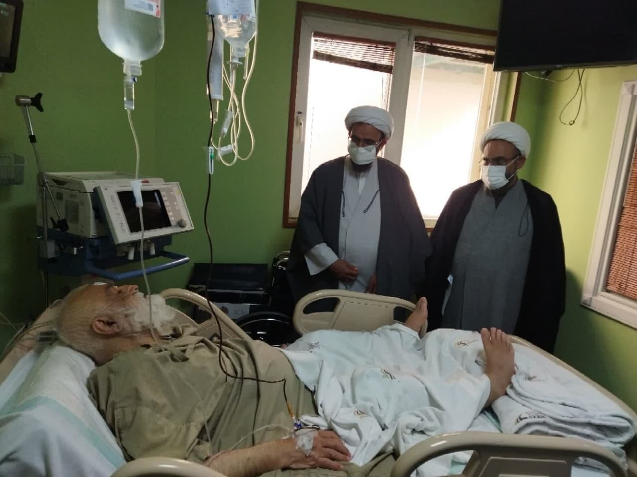 عیادت مدیر حوزه علمیه استان تهران از یکی از علماء تهران
