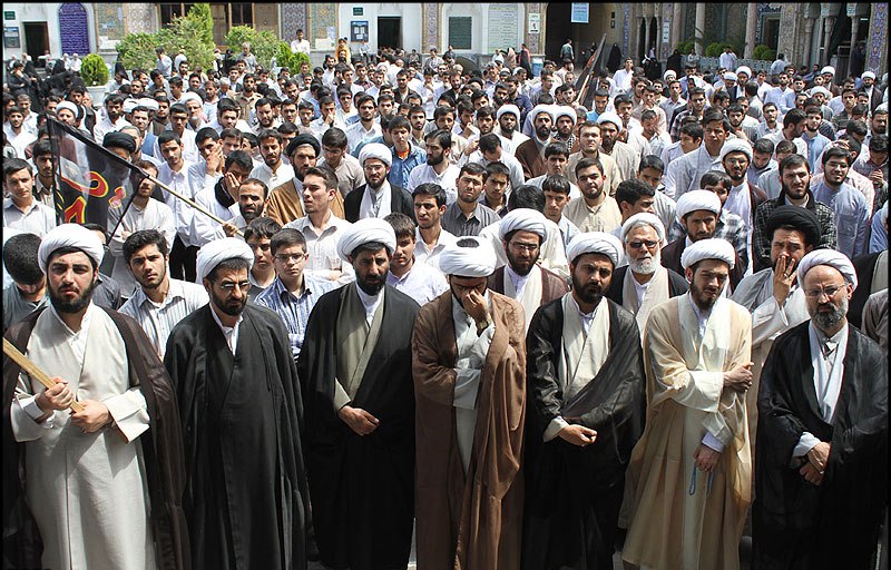 در اعتراض به هتک حرمت بارگاه صحابي پيامبر(ص)؛ تجمع طلاب اعتراض آمیز حوزه علمیه تهران برگزار شد